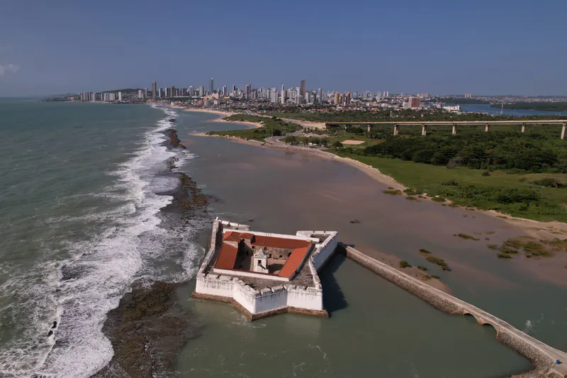 O Forte dos Reis Magos na foz do rio Potengi, com Natal ao fundo.