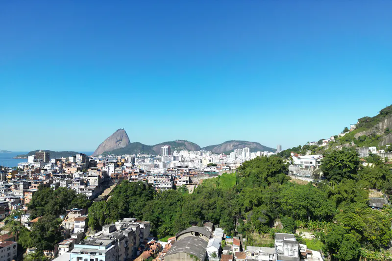 O Pão de Açúcar visto de Santa Teresa, sobre o casario do Catete.